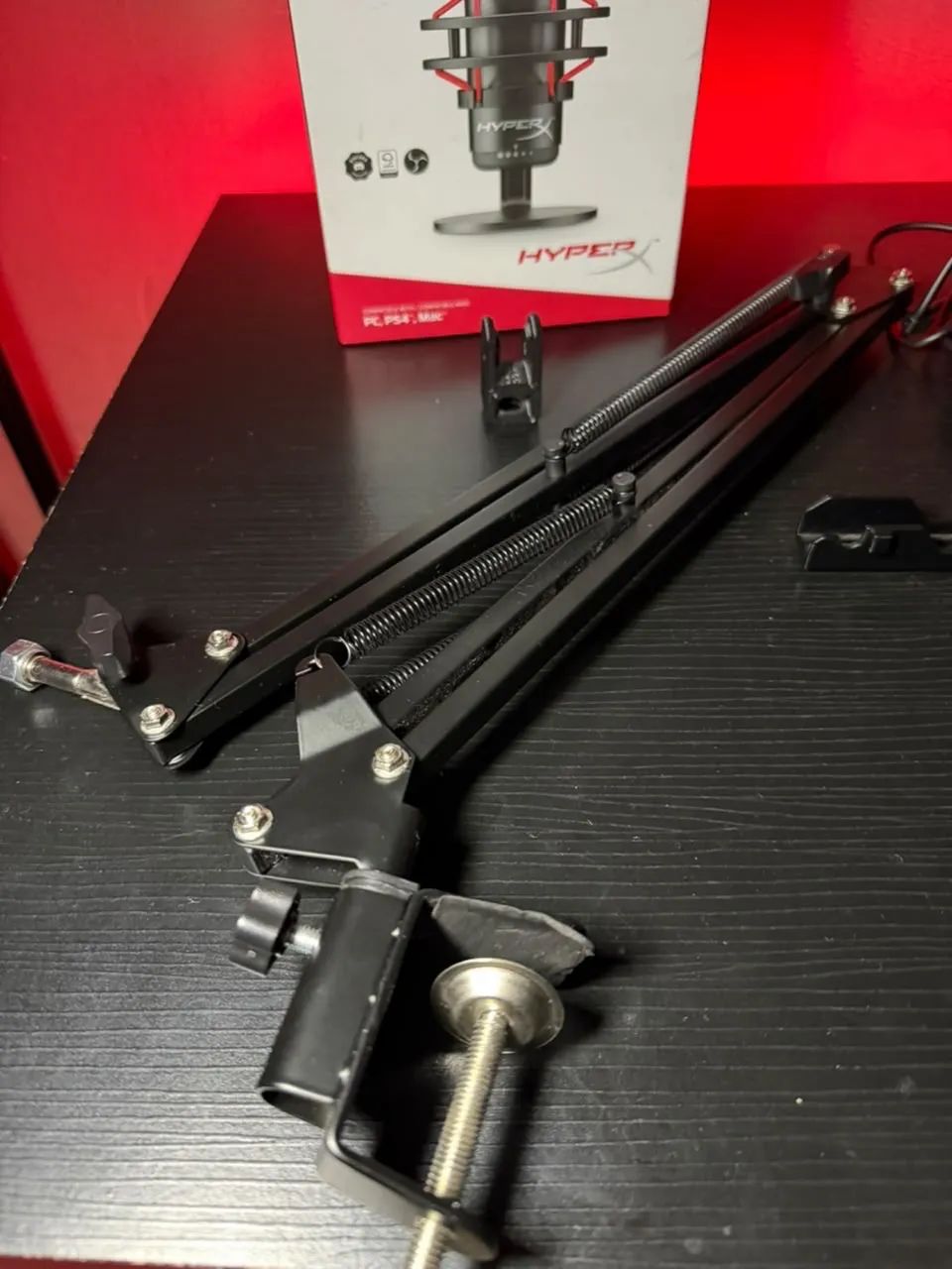 Microfone HyperX QuadCast com suporte na caixa - Foto 3