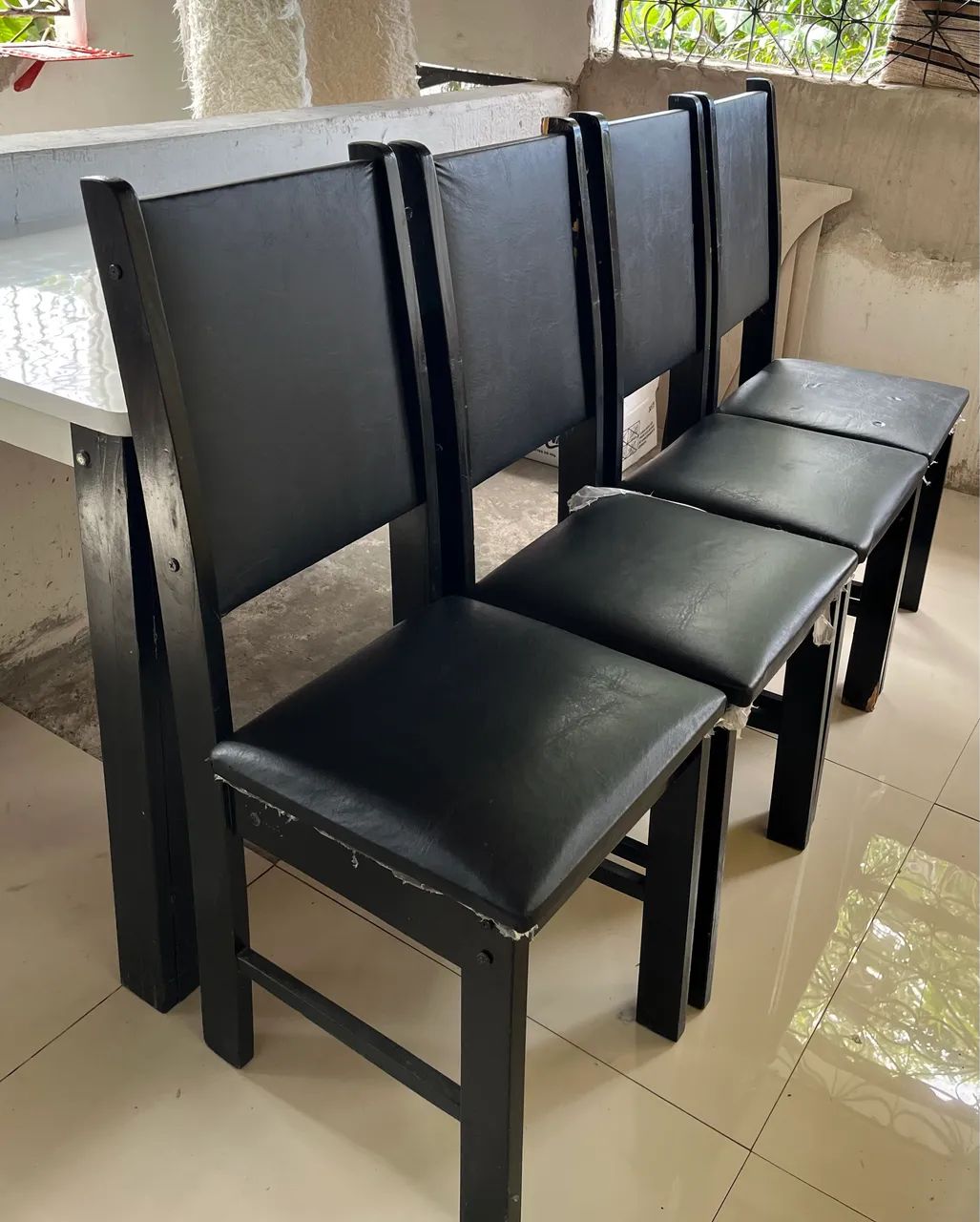 Conjunto de mesa com 4 cadeiras em fórmica branca. - Foto 3