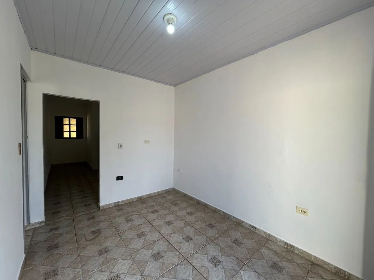 Casa com 02 dormts, sala, coz e quintal e 02 vagas. - Foto 2