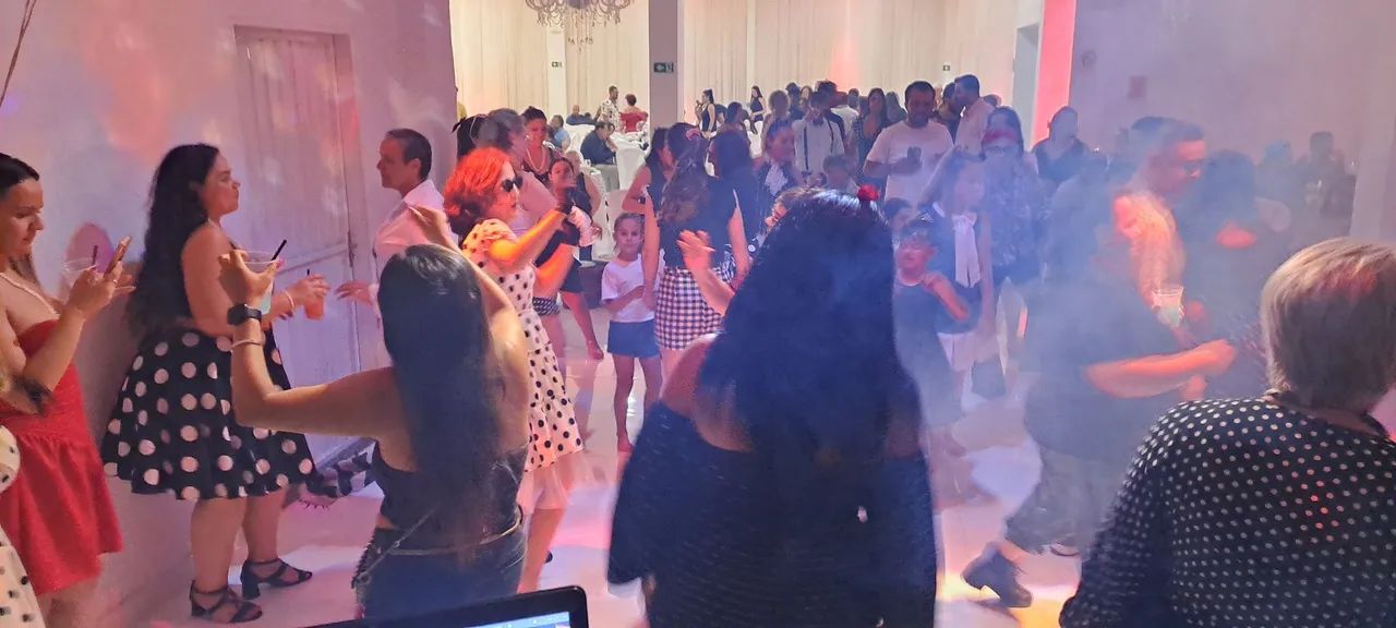 Som, jogo de luz e dj 