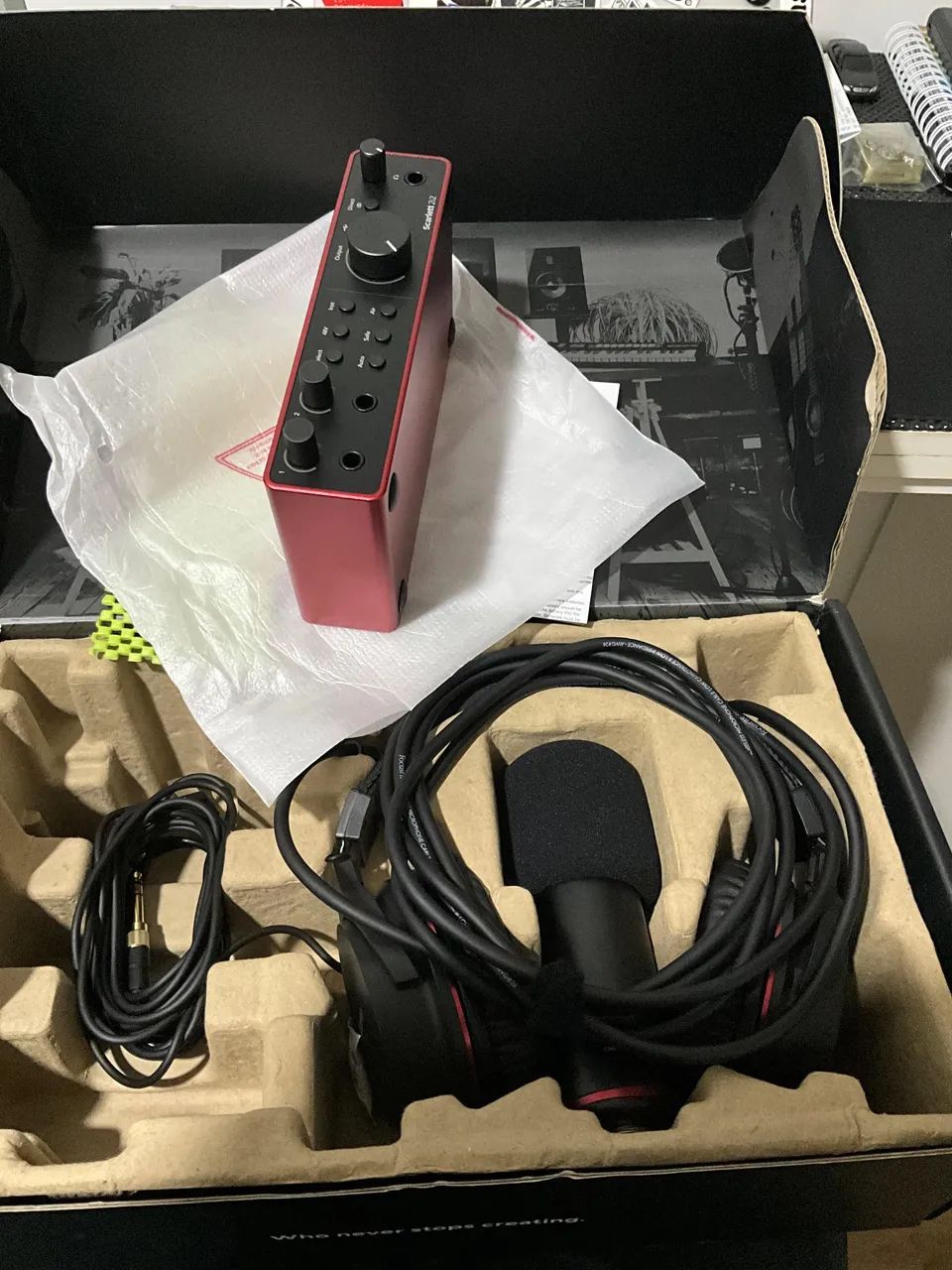 Kit Interface Audio Focusrite Scarlett 2i2 Studio 4th Gen Cor Vermelho