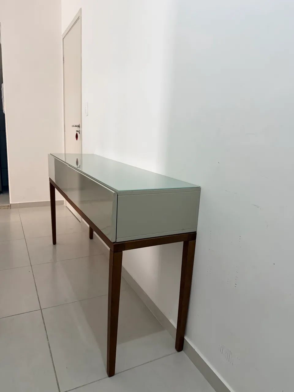 Aparador de sala com tampo de vidro e duas gavetas