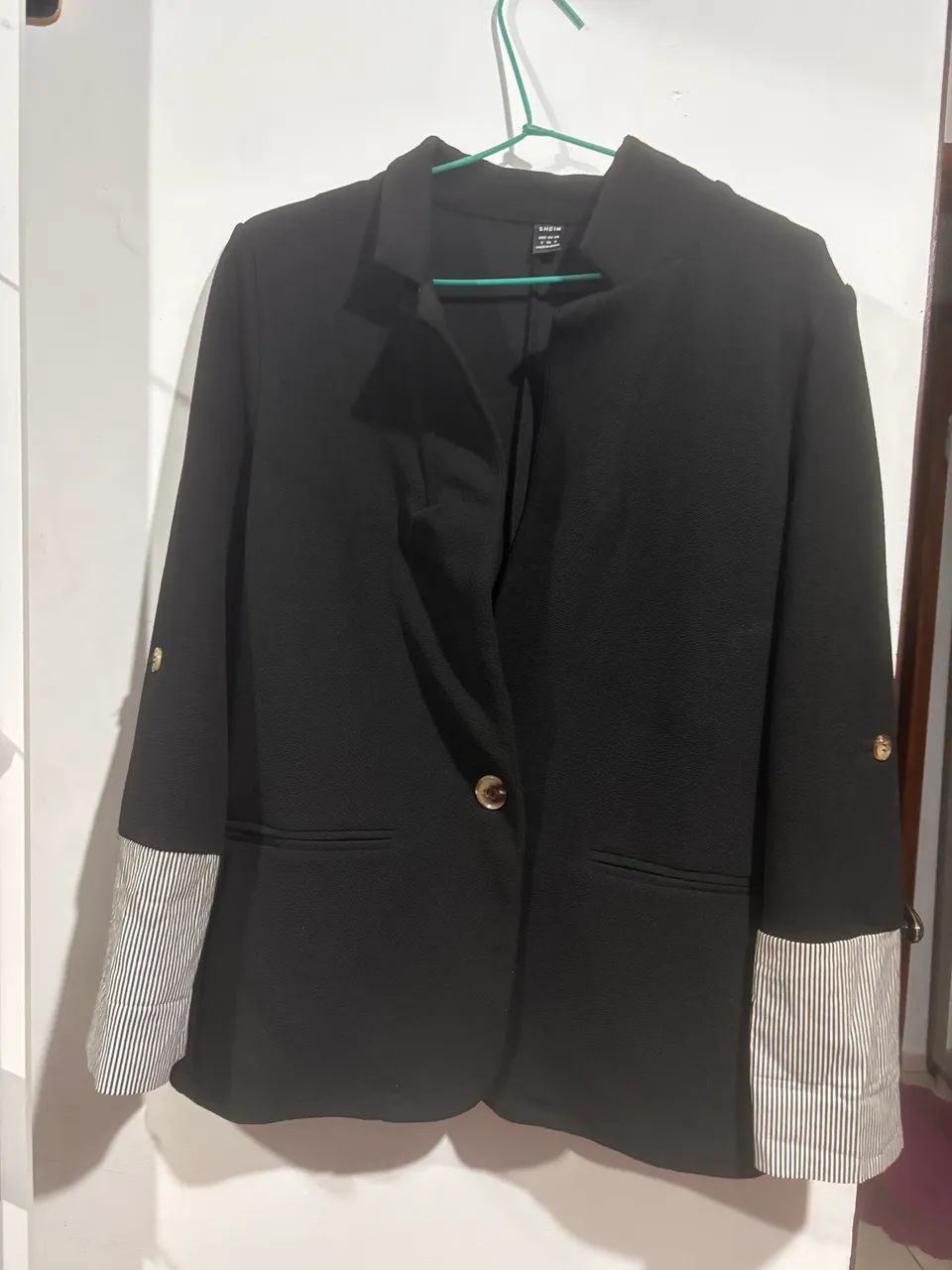 Blazer preto com detalhe na manga