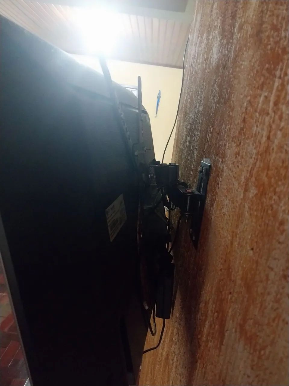 Tv 32 polegadas LG  ela está na parede porém tem os pezinhos  - Foto 3