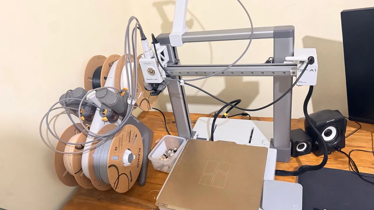 Impressora 3D BAMBU LAB A1 AMS - 3 meses uso - Foto 4