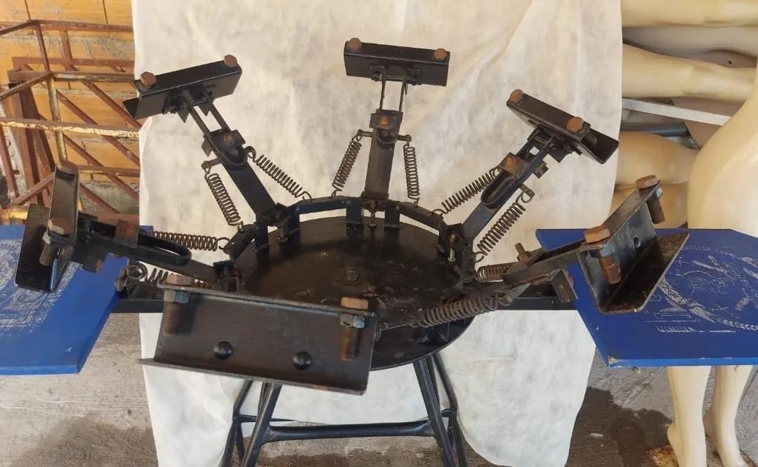 Carrossel de serigrafia com 2 berços e 6 garras