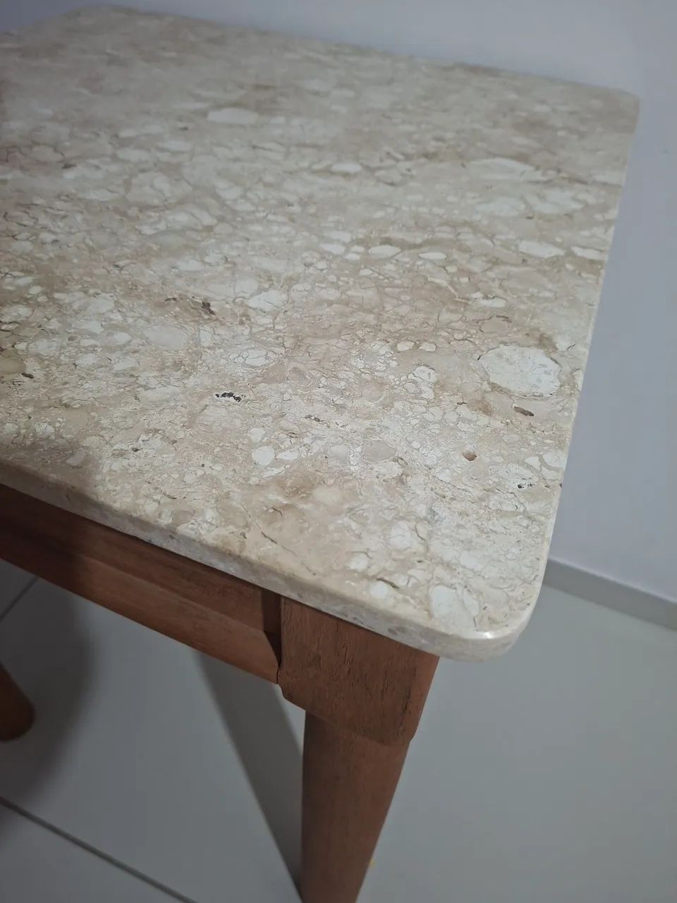 Mesa de madeira com pedra travertino - Foto 2