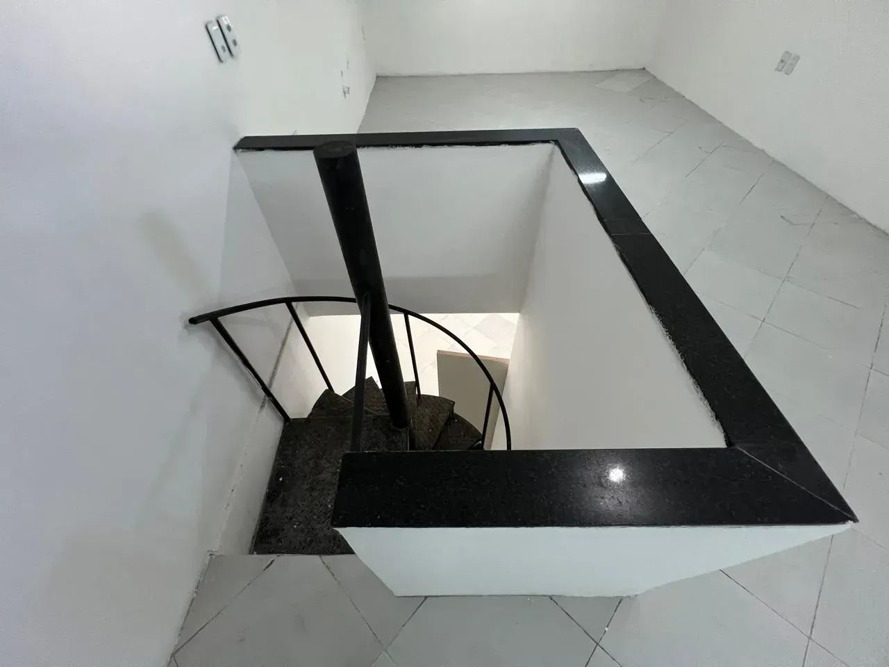 Linda loja com mezanino, 77m2, divisórias, Quintas do Lago. - Foto 5