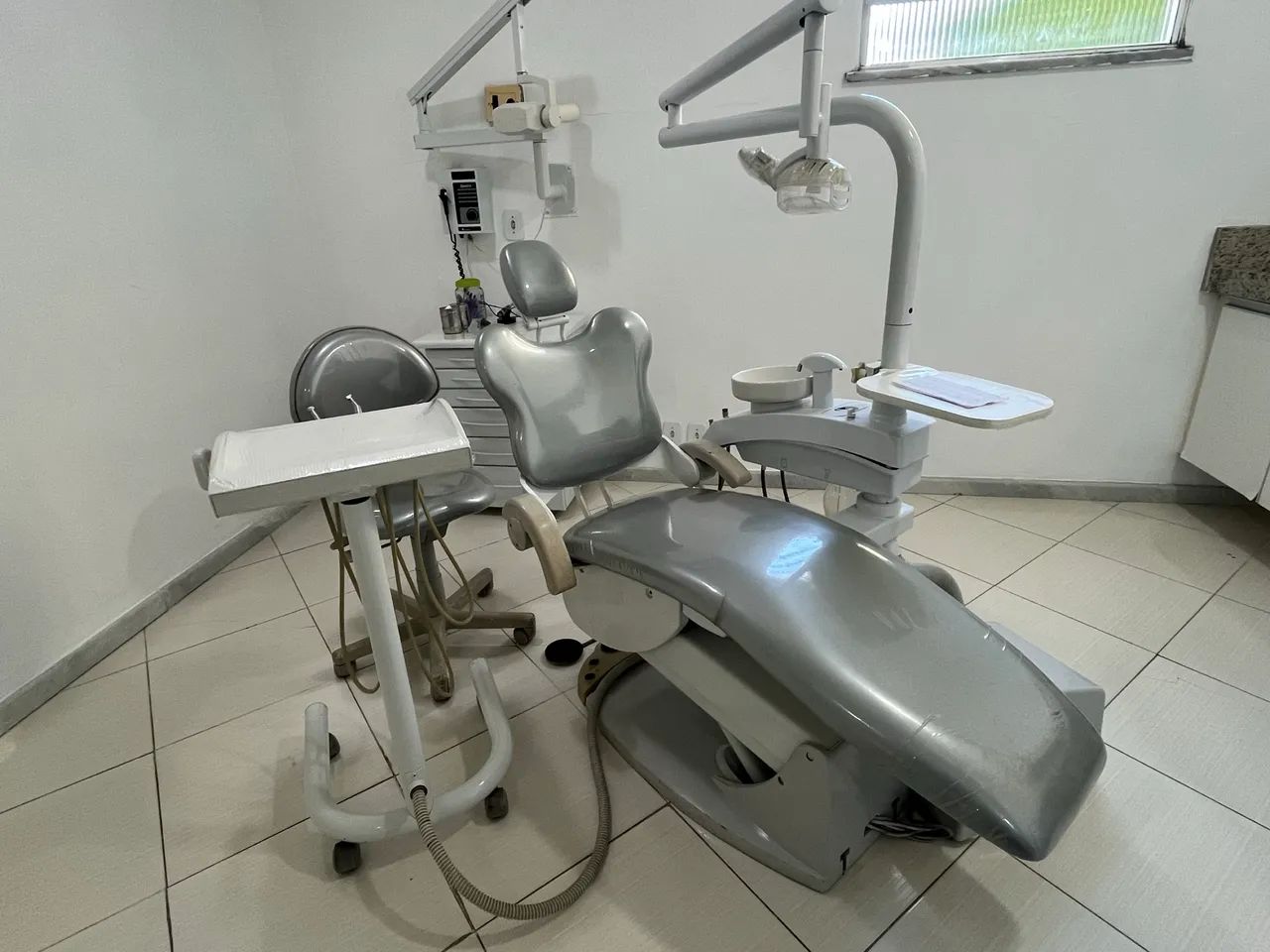 Cadeira Odontológica com mochos 