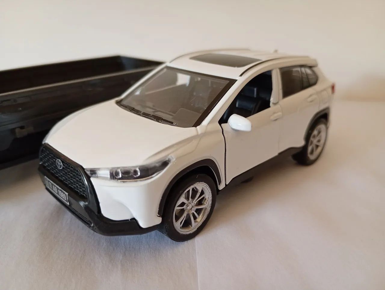 Lote - Miniatura Kia Bongo e Toyota Corolla Cross  - Foto 2