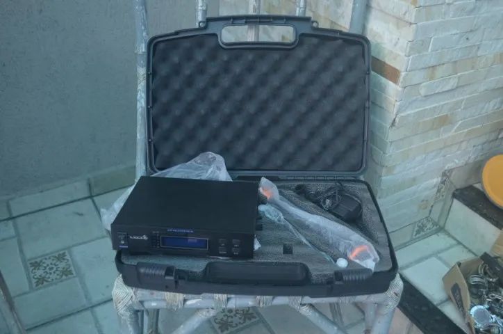 sistema de microfone sem fio da marca Lyco, modelo UH-96