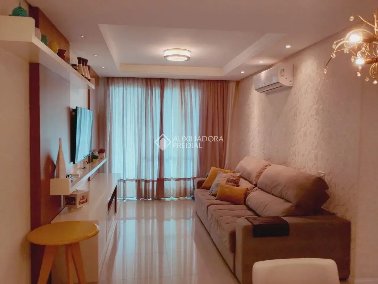 Apartamento com três quartos, sendo uma suíte, mais um escritório no Itacorubi