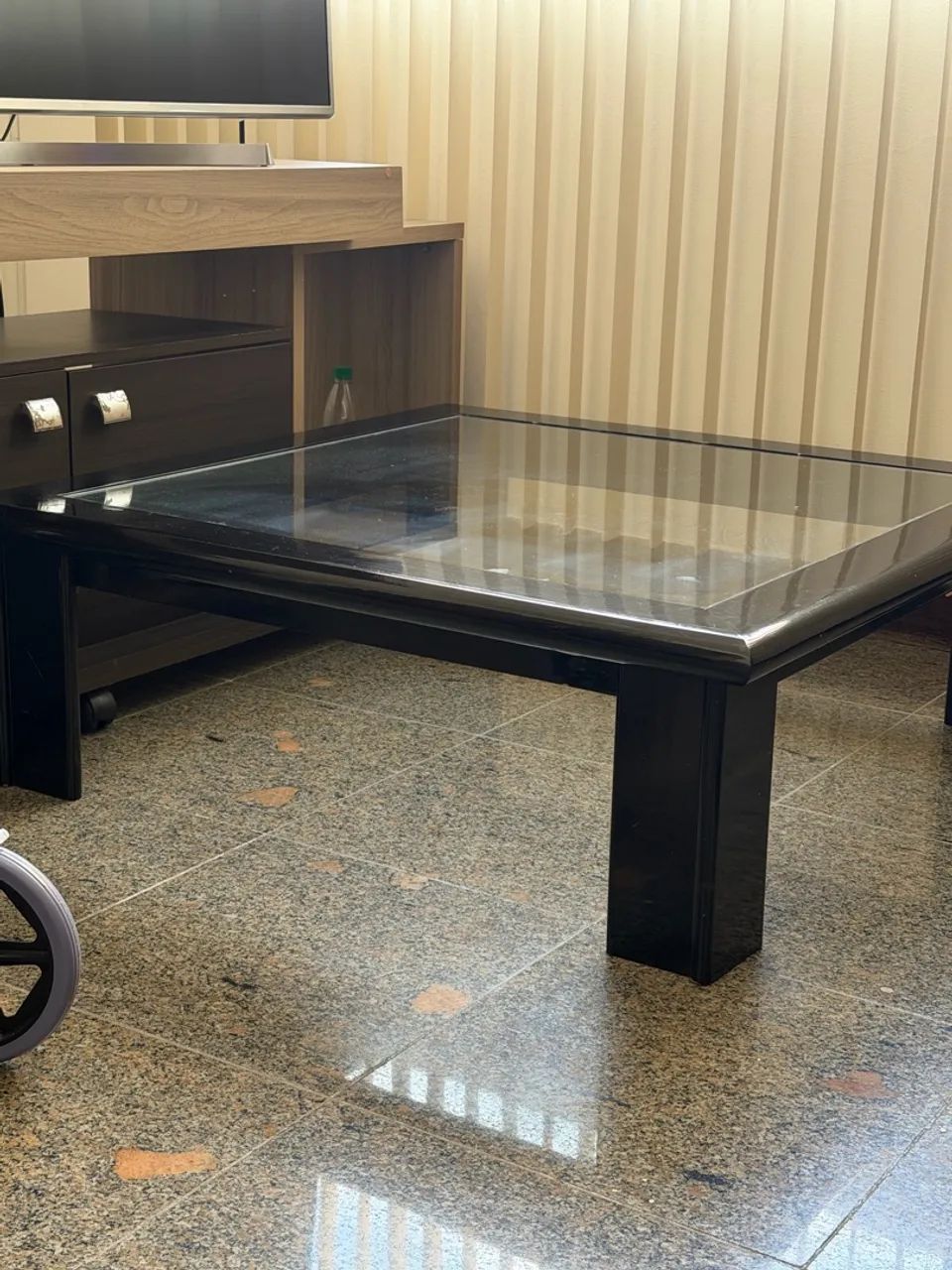Mesa de Centro Preta com Tampo de Vidro - Excelente Estado - Foto 4