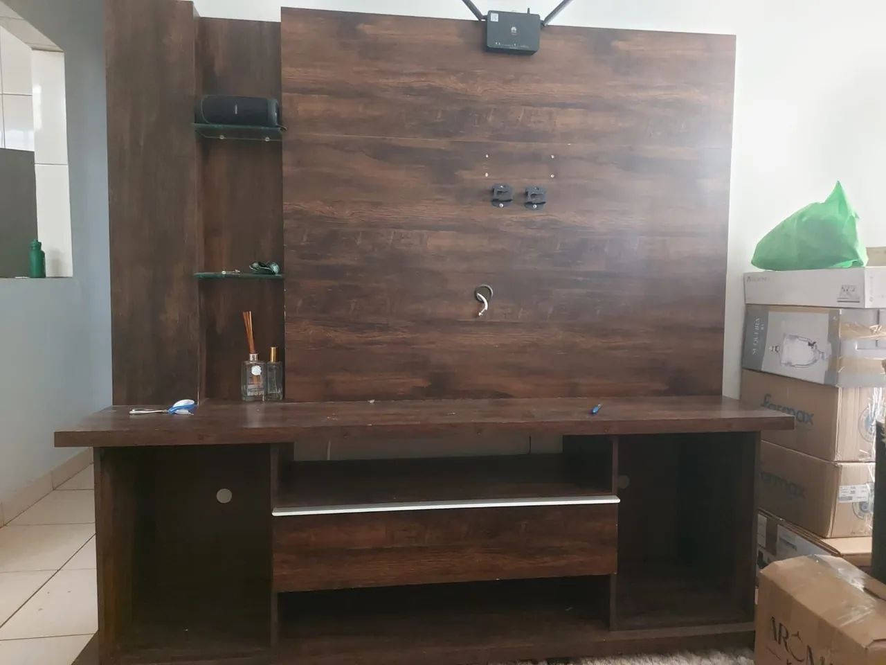 Raque e painel de sala