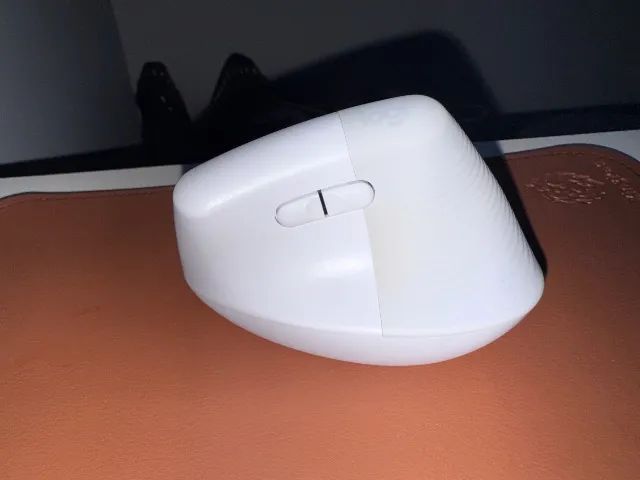 Mouse Logitech lift ergonômico branco  - Foto 5