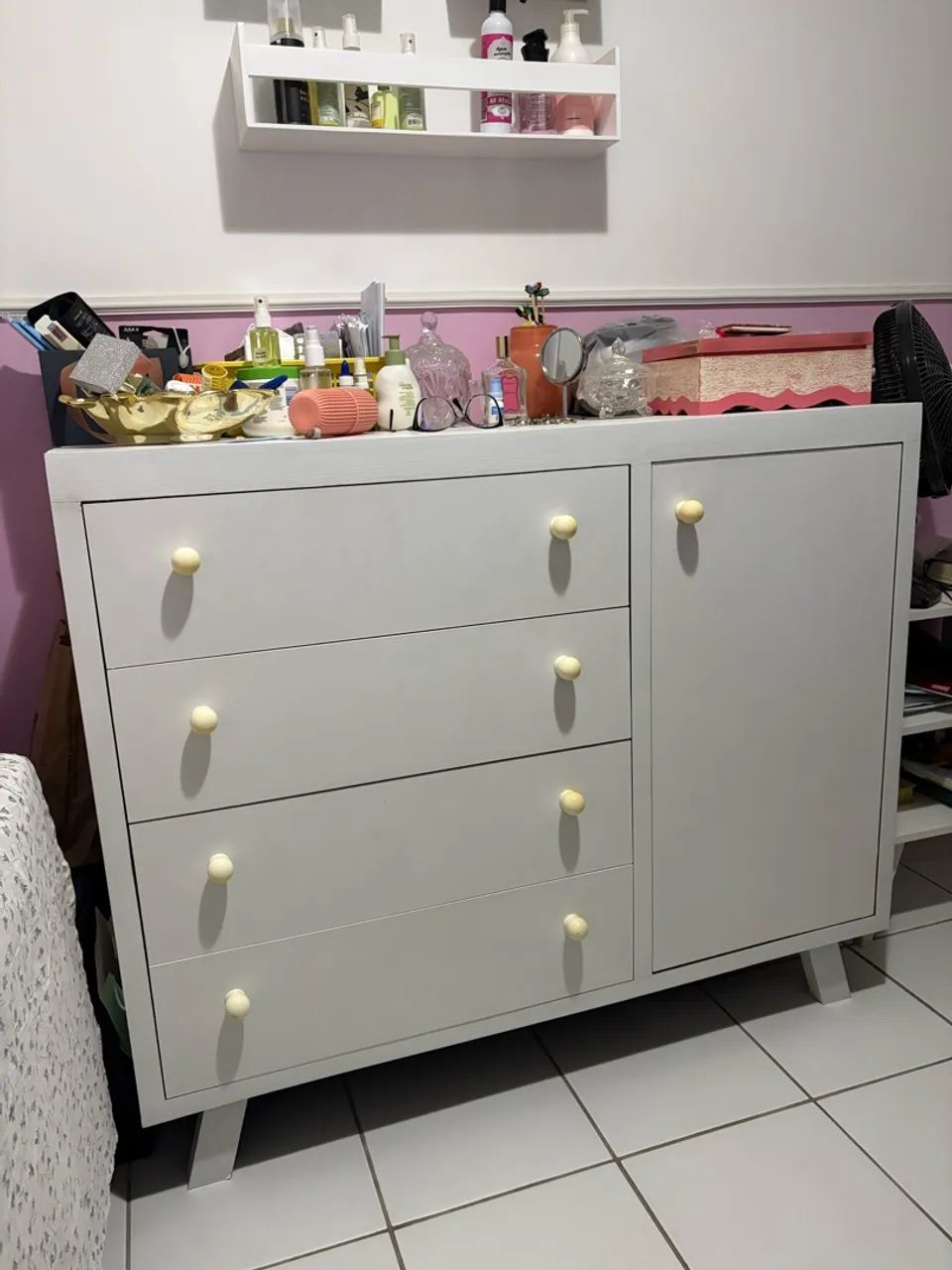 Cômoda branca com 4 gavetas e 1 porta - Foto 2