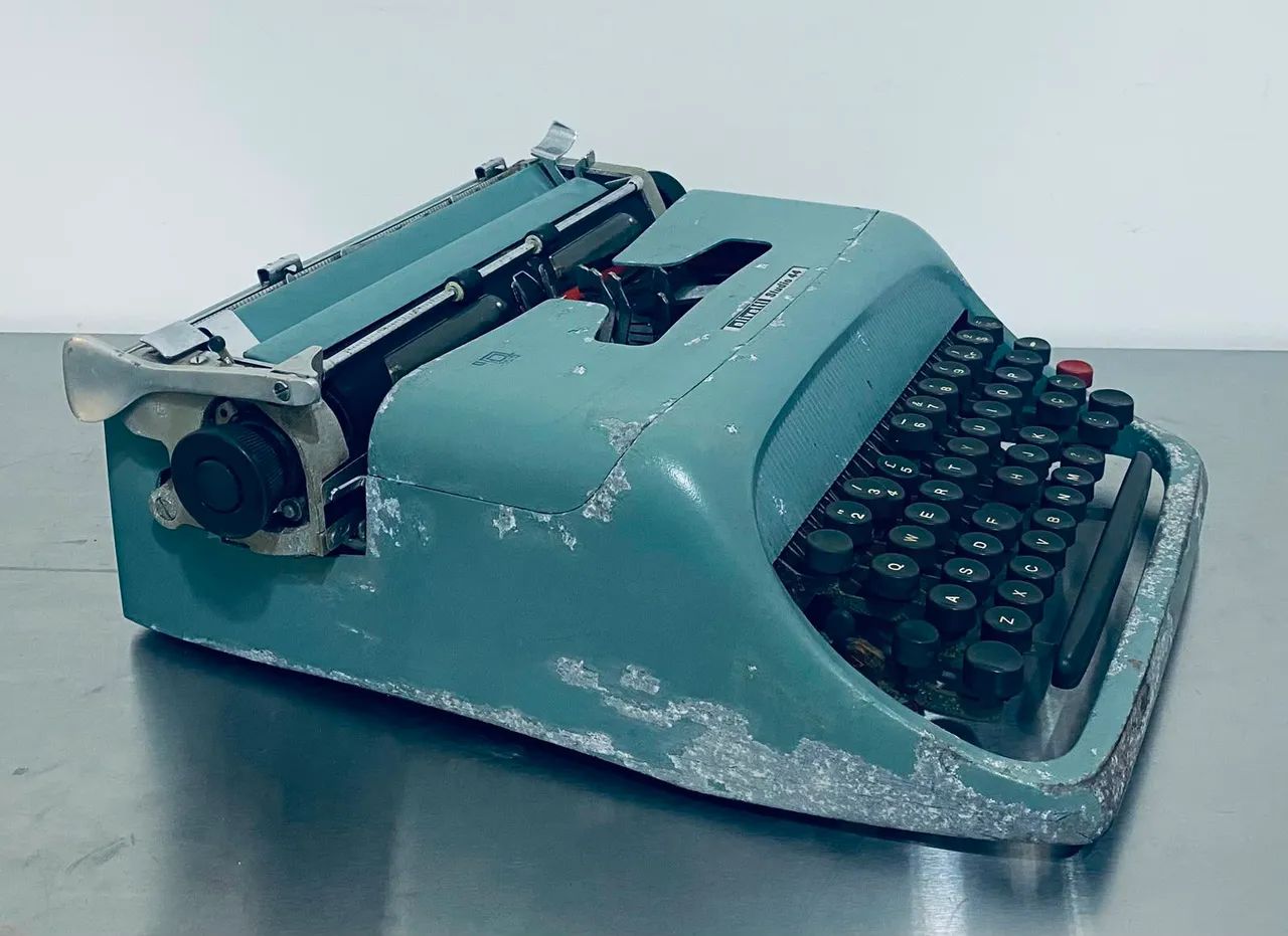 Máquina De Escrever Antiga Olivetti Studio 44 Com Capa - Foto 4