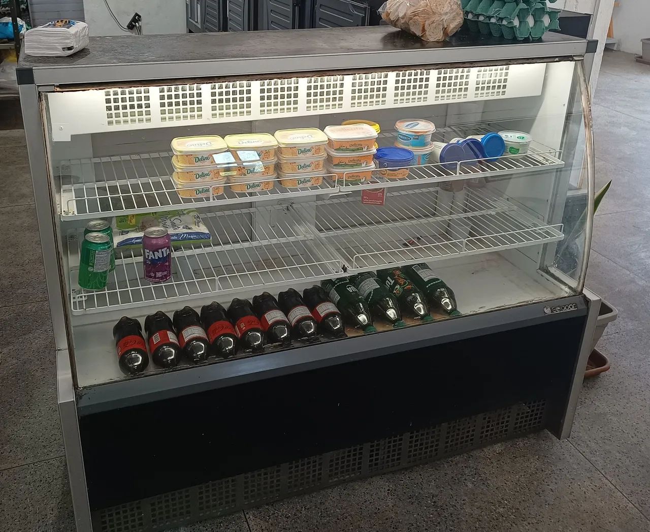 Balcão expositor e frio para comércio com LED interno 