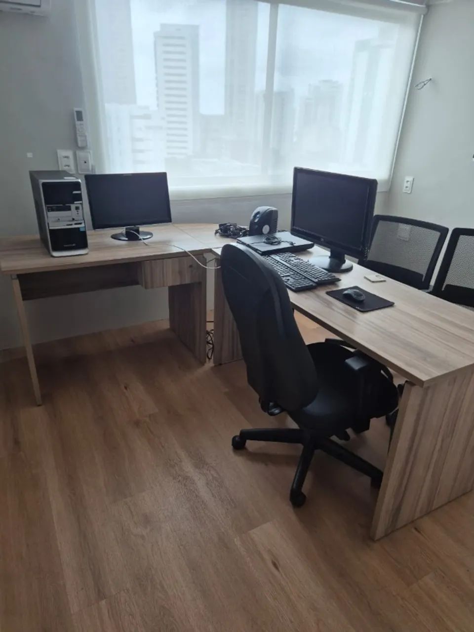 Mesa com conexão