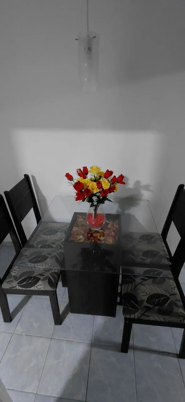 Vendo Mesa 4 cadeiras tampo de vidro