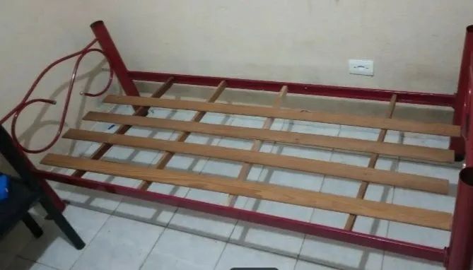 *Entrego*Cama de ferro bem conservada com colchão  - Foto 5