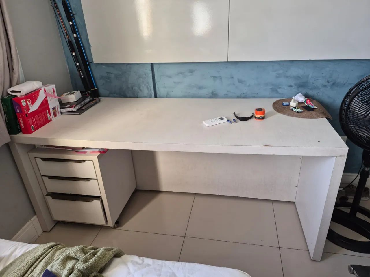Bancada de estudo com gaveteiro 