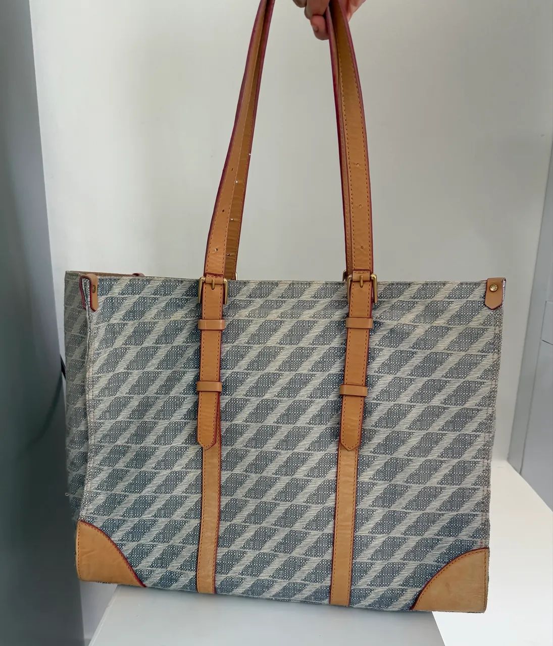 Bolsa Arezzo com detalhes em couro 