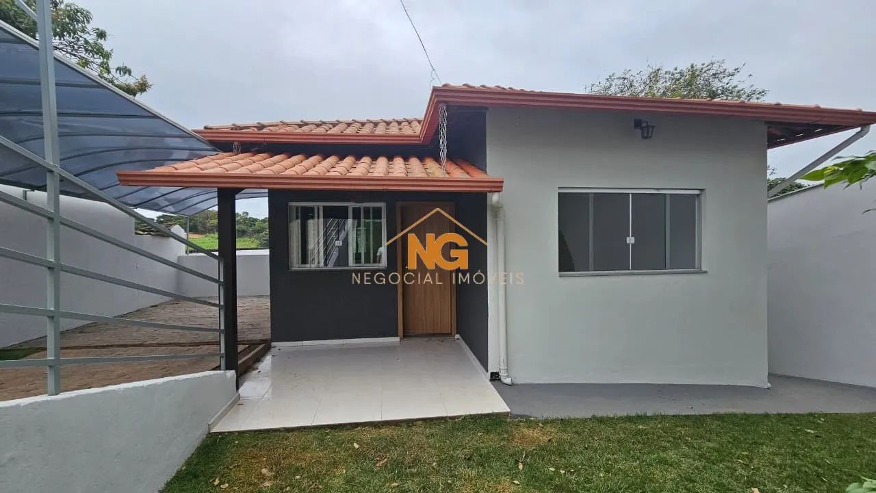 Casa com Piscina e Amplo Quintal em Lote de 360 m²
