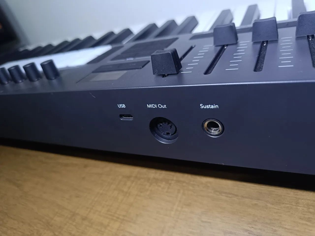 TECLADO NOVATION LAUNCHKEY MK4 61  - Foto 2