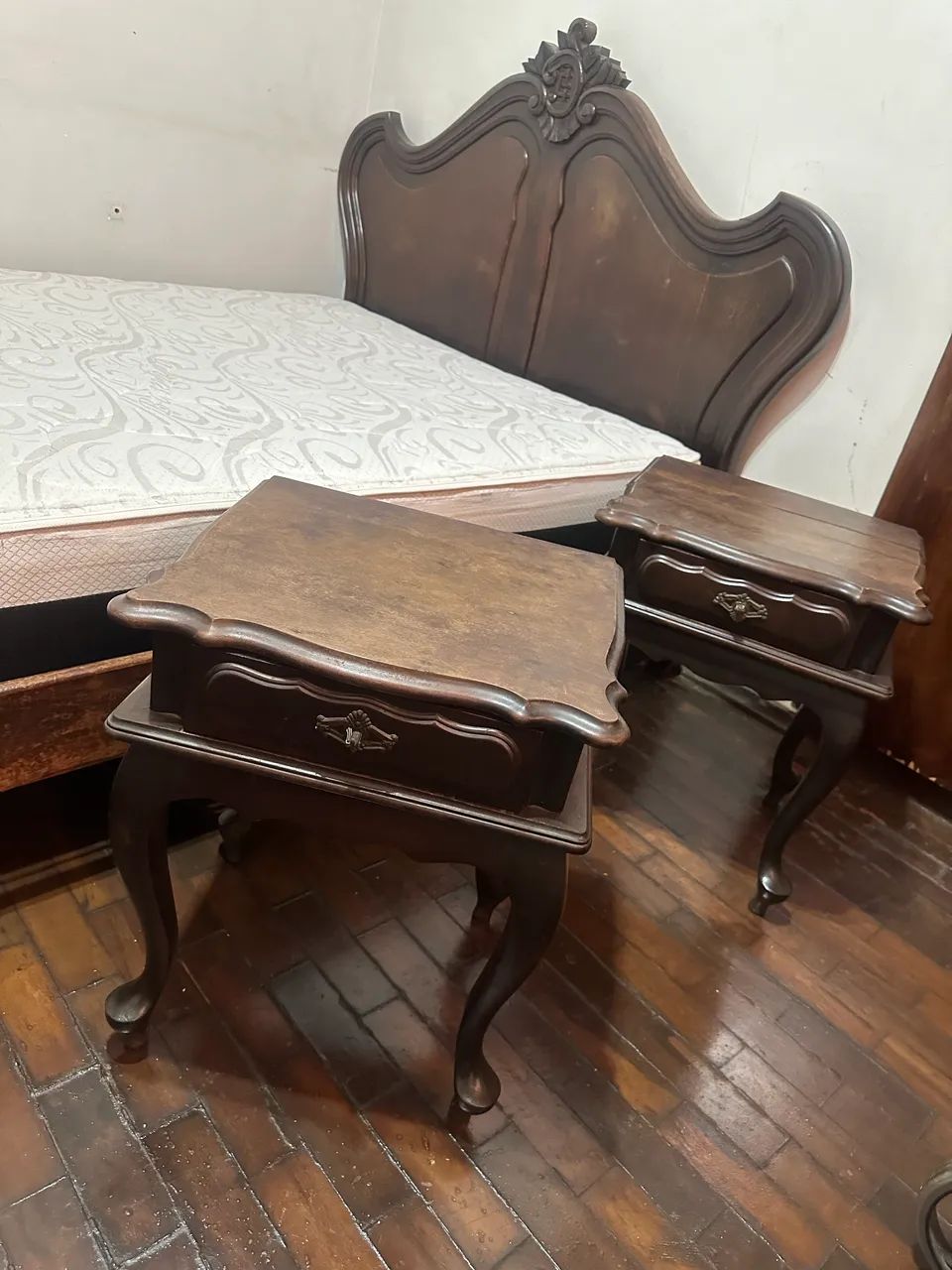 Jogo de Cama estilo provençal, com 2 criados mudos