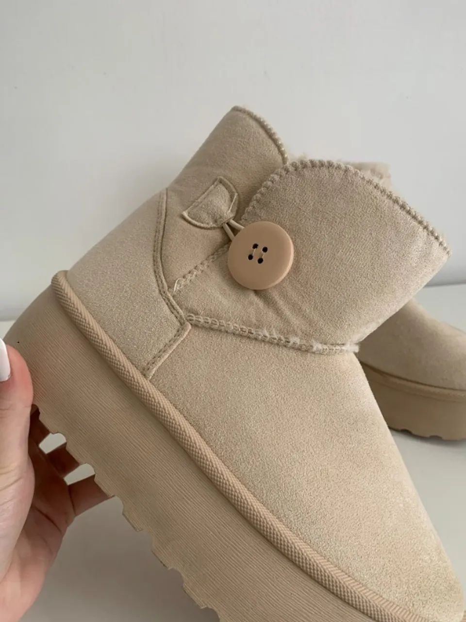 Botinha plataforma tipo ugg peluciada/pelo bege - Foto 3