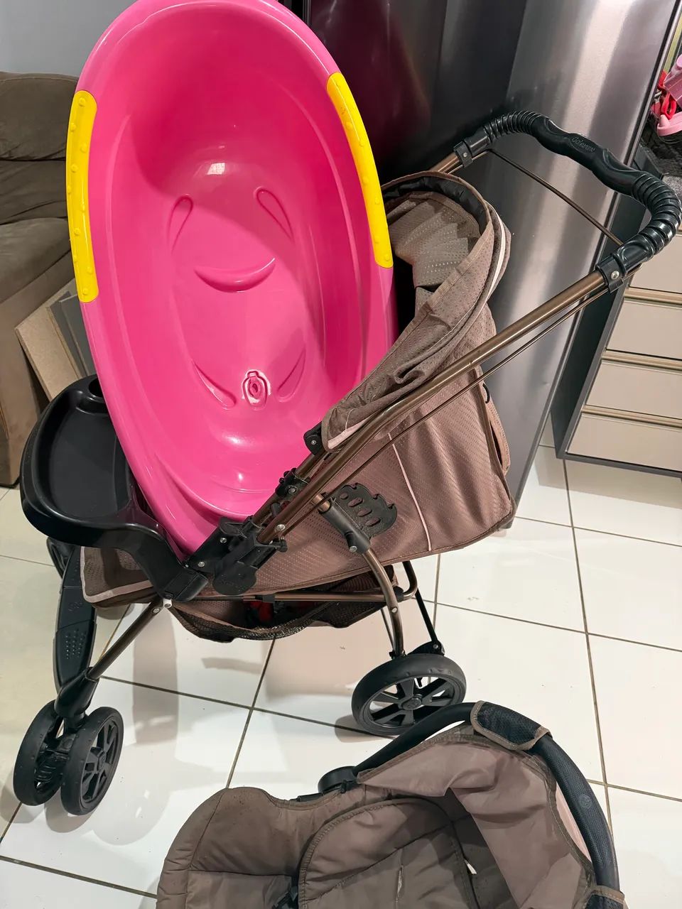 Carinho de bebê um bebê conforto uma banheira  - Foto 2