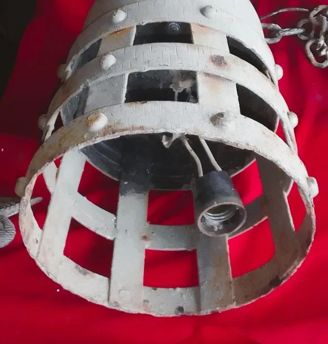 Decoração Naval - Antiga e original Luminária Navio em ferro forjado acompanha a corrente  - Foto 3