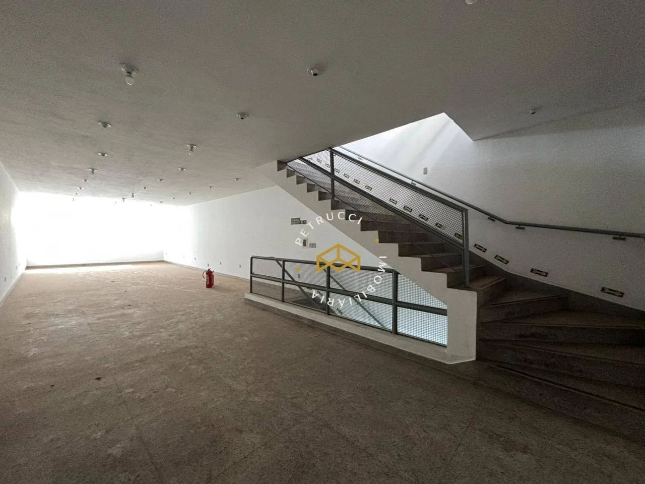 PRÉDIO COMERCIAL PARA LOCAÇÃO NO CENTRO COM ALTO FLUXO E EXCELENTE VISIBILIDADE