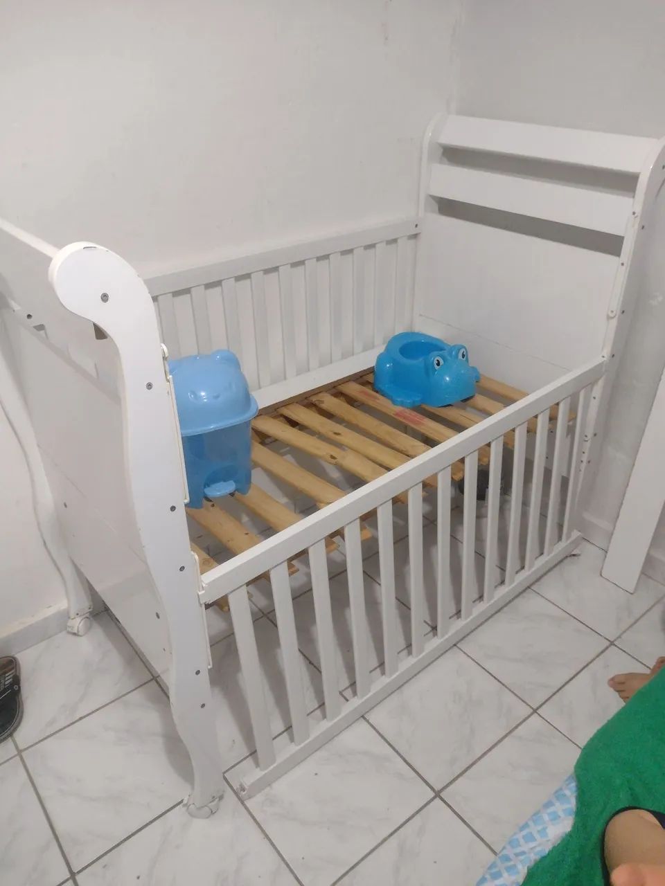 Selling an American-style crib.65579519920259123