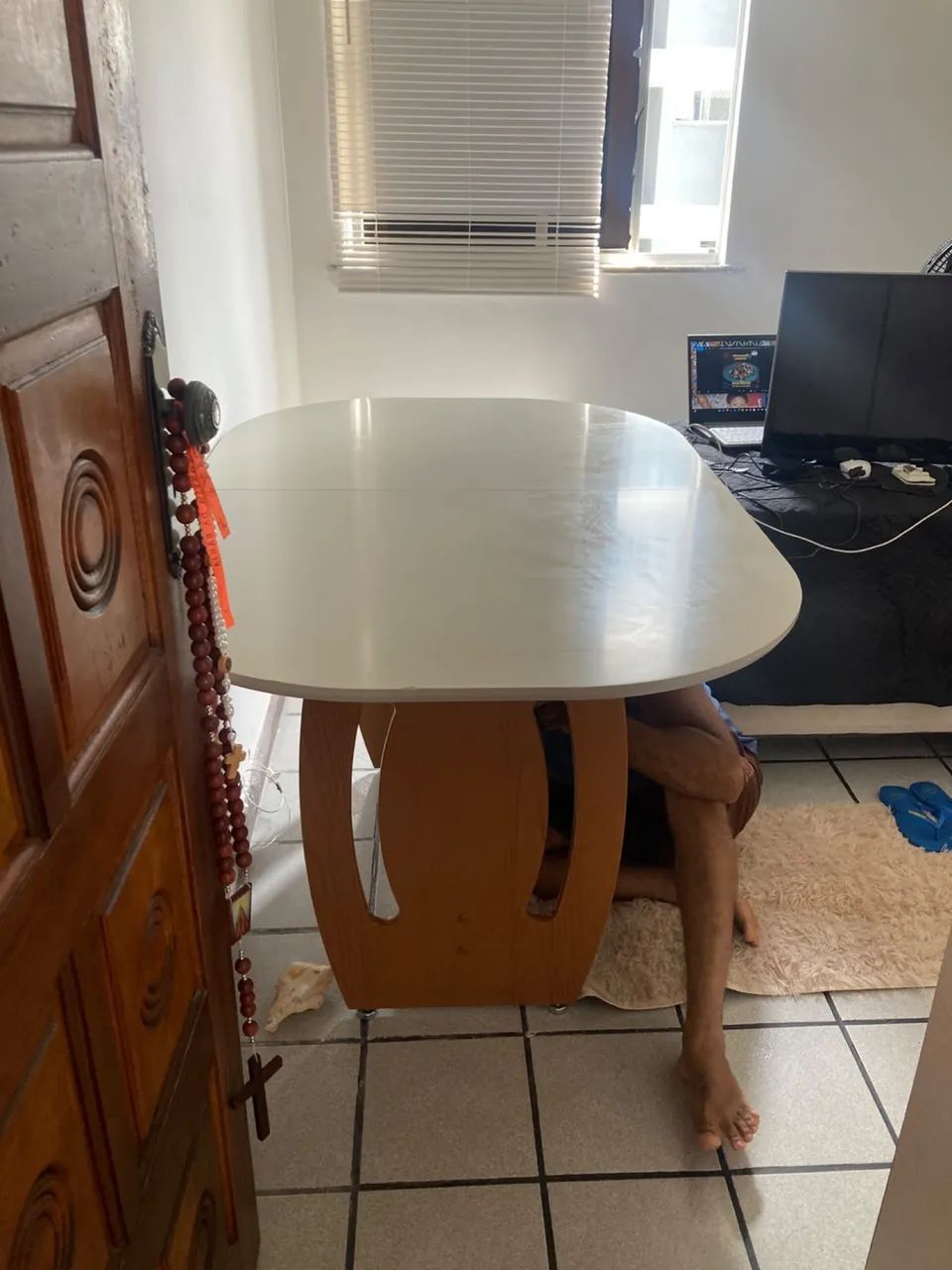Mesa C/ Duas cadeiras novas 