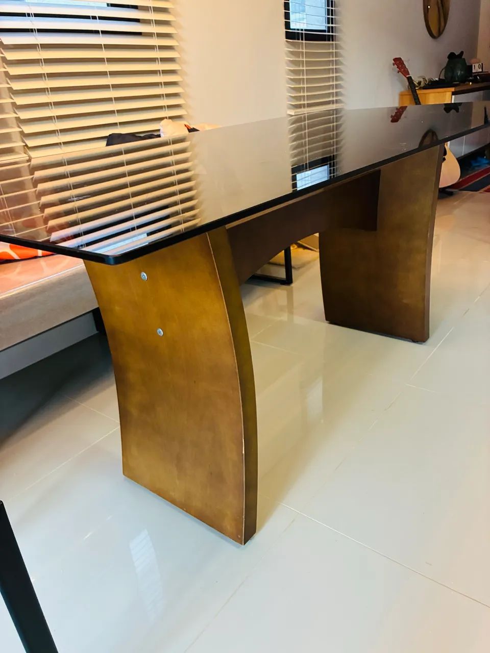 Mesa de jantar de vidro fumê
