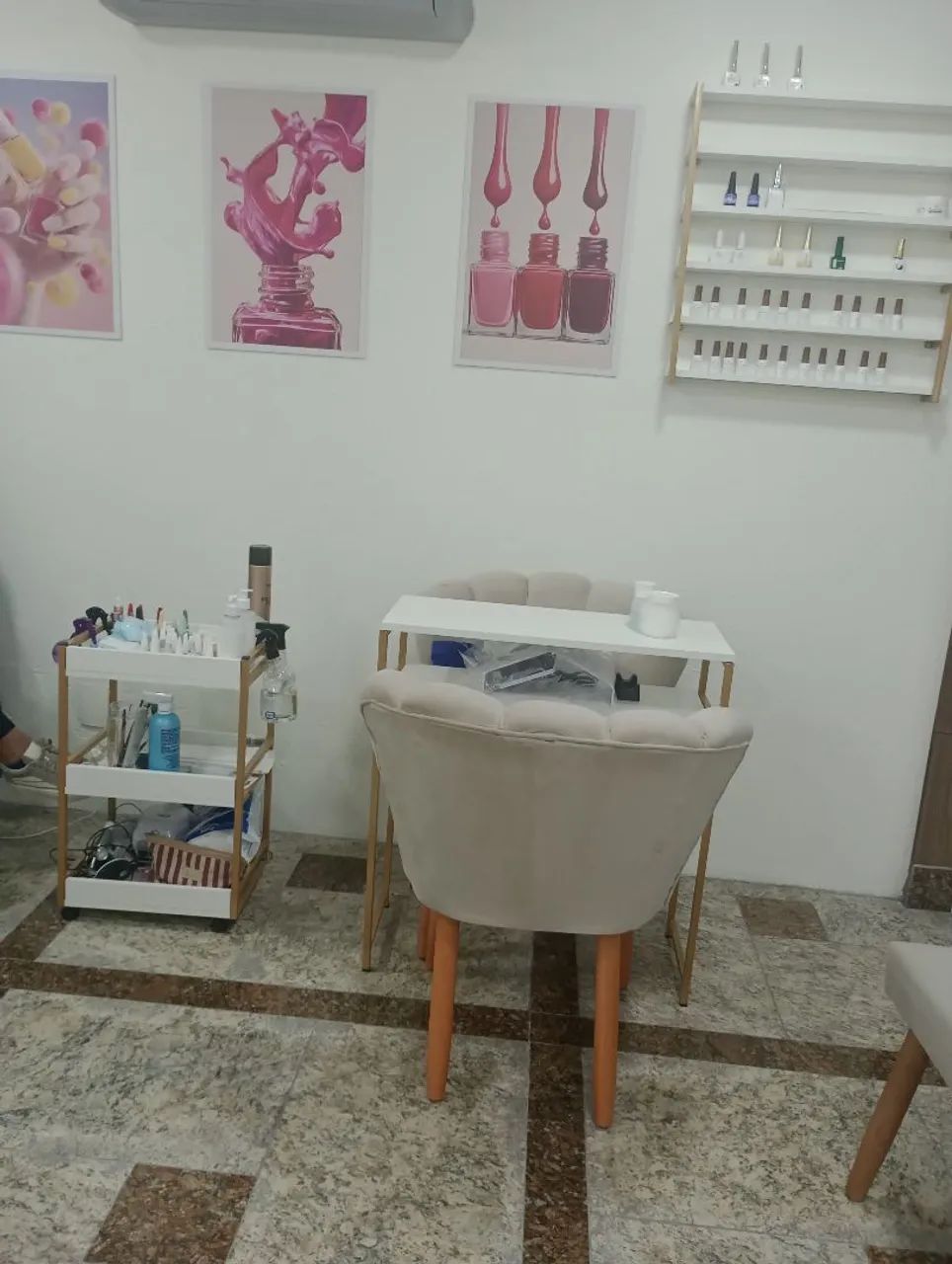 Vaga para manicure 