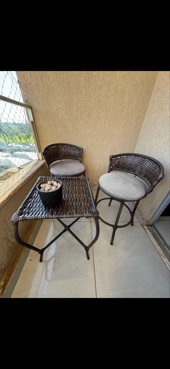 Mesa com cadeiras de junco