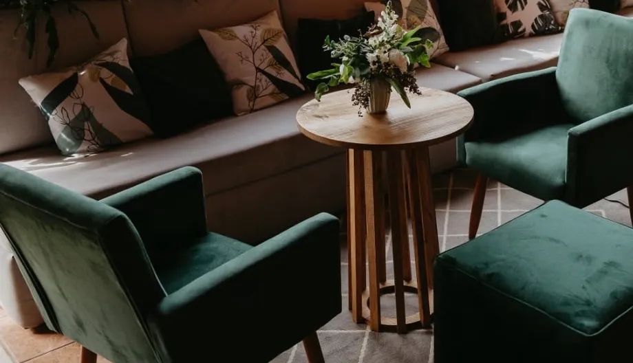 Poltronas verde e bege