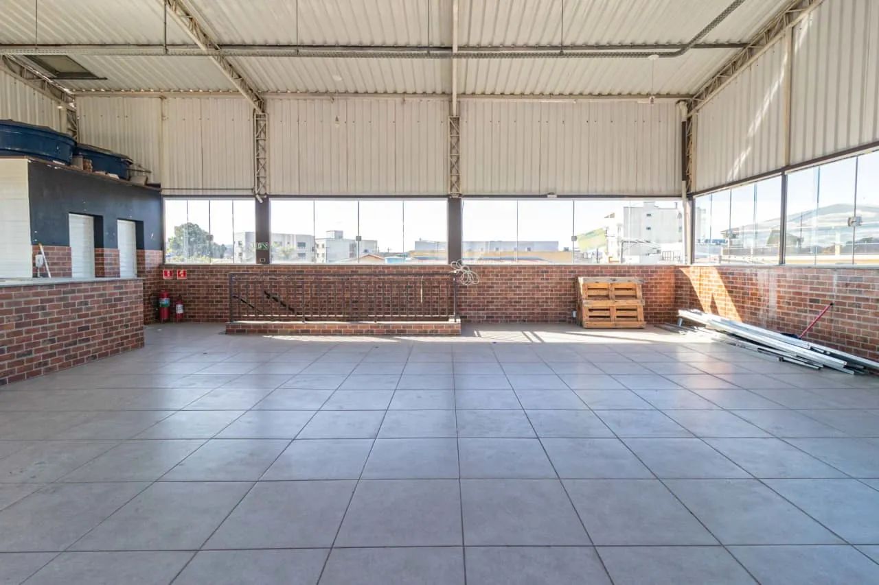 Prédio comercial na Avenida Barber Greene, 43  115 m²