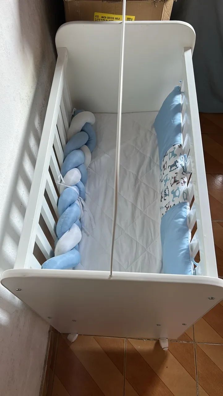 Berço de bebê branco com rodinhas e kit berço - Foto 2