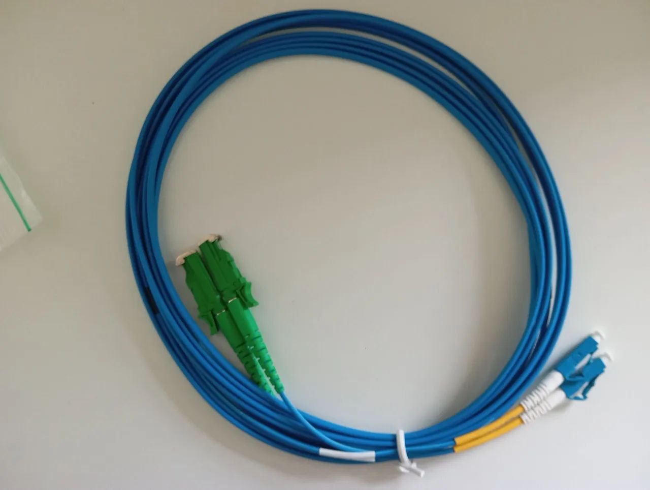 Cordão Óptico LC-UPC/E2000-APC SM DUPLEX COG 4m - Foto 2