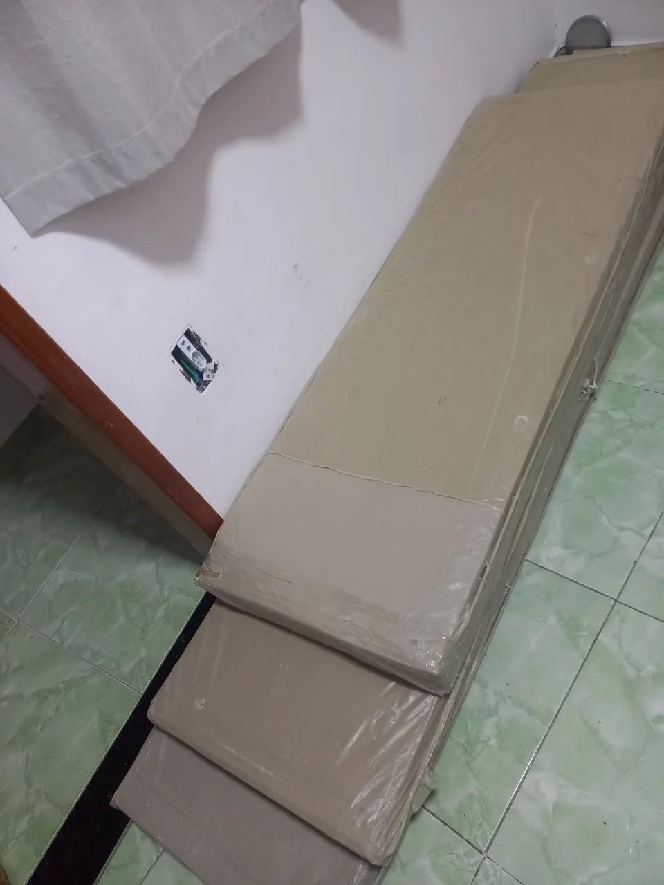 Guarda roupas novo na caixa 