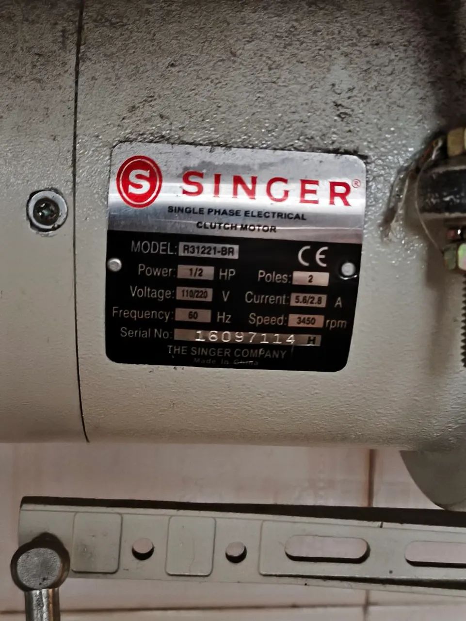 Máquina Overloque SINGER 322D-131M-04 - Foto 4