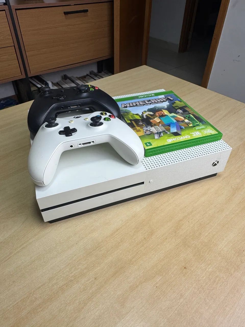 Xbox One S 1TB Com 2 Controles! - Foto 2