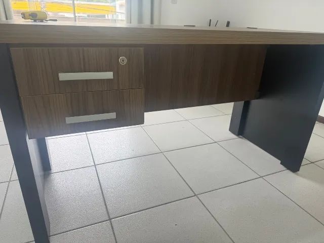 Mesa de escritório com gaveta 