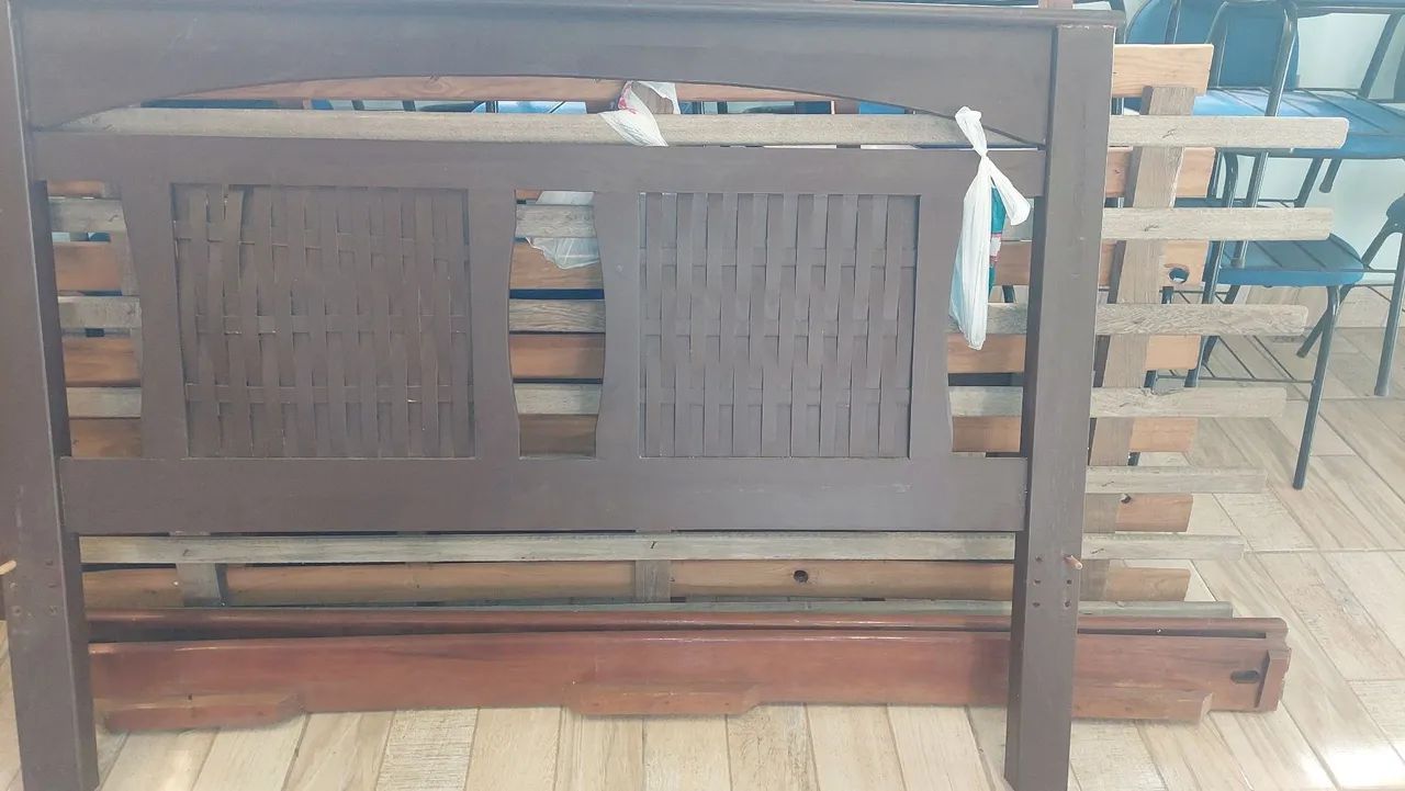 Vendo uma cama de casal e uma de solteiro