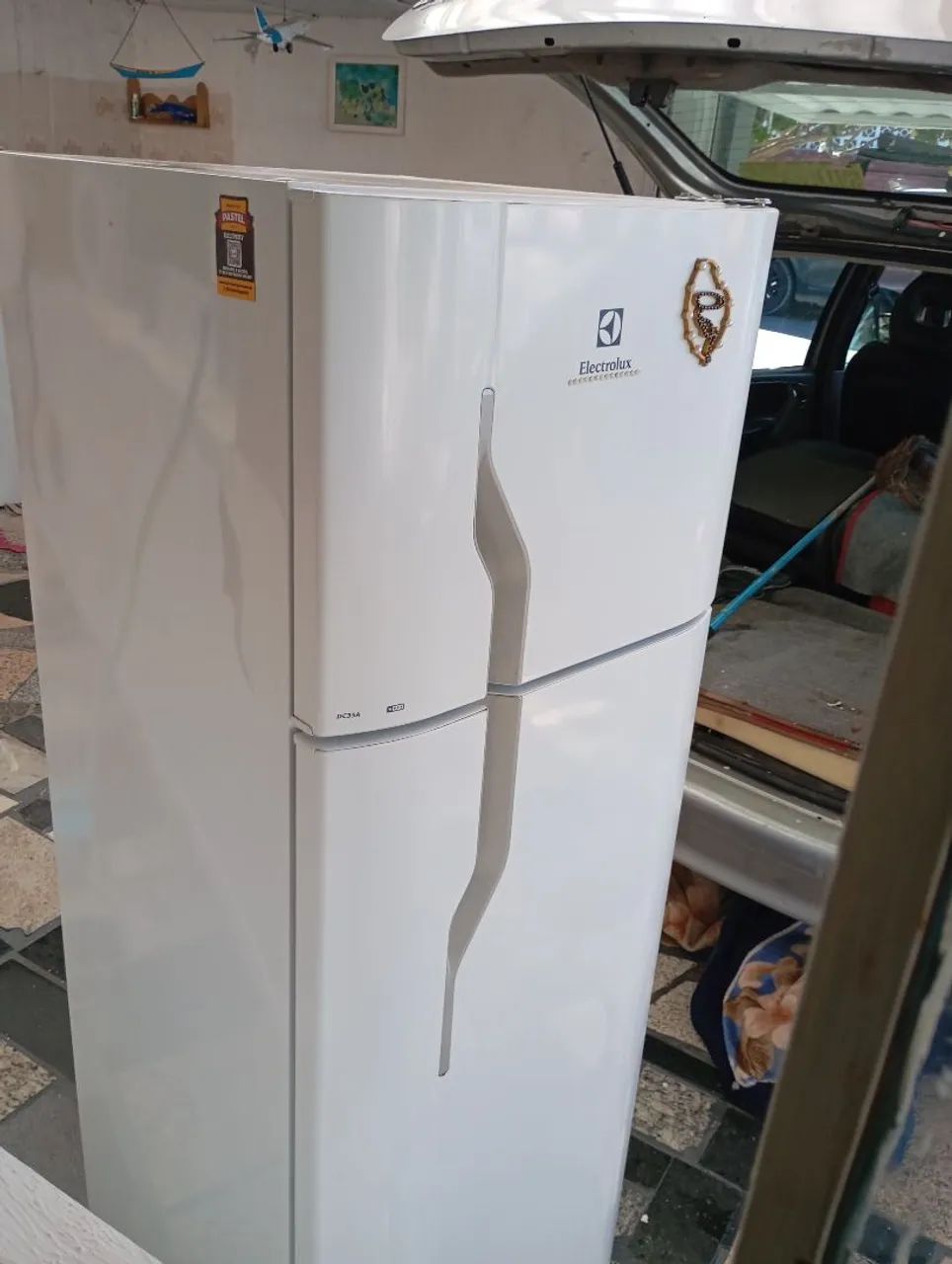 Vendo geladeira Eletrolux seme novinha valor 1350 - Geladeiras e