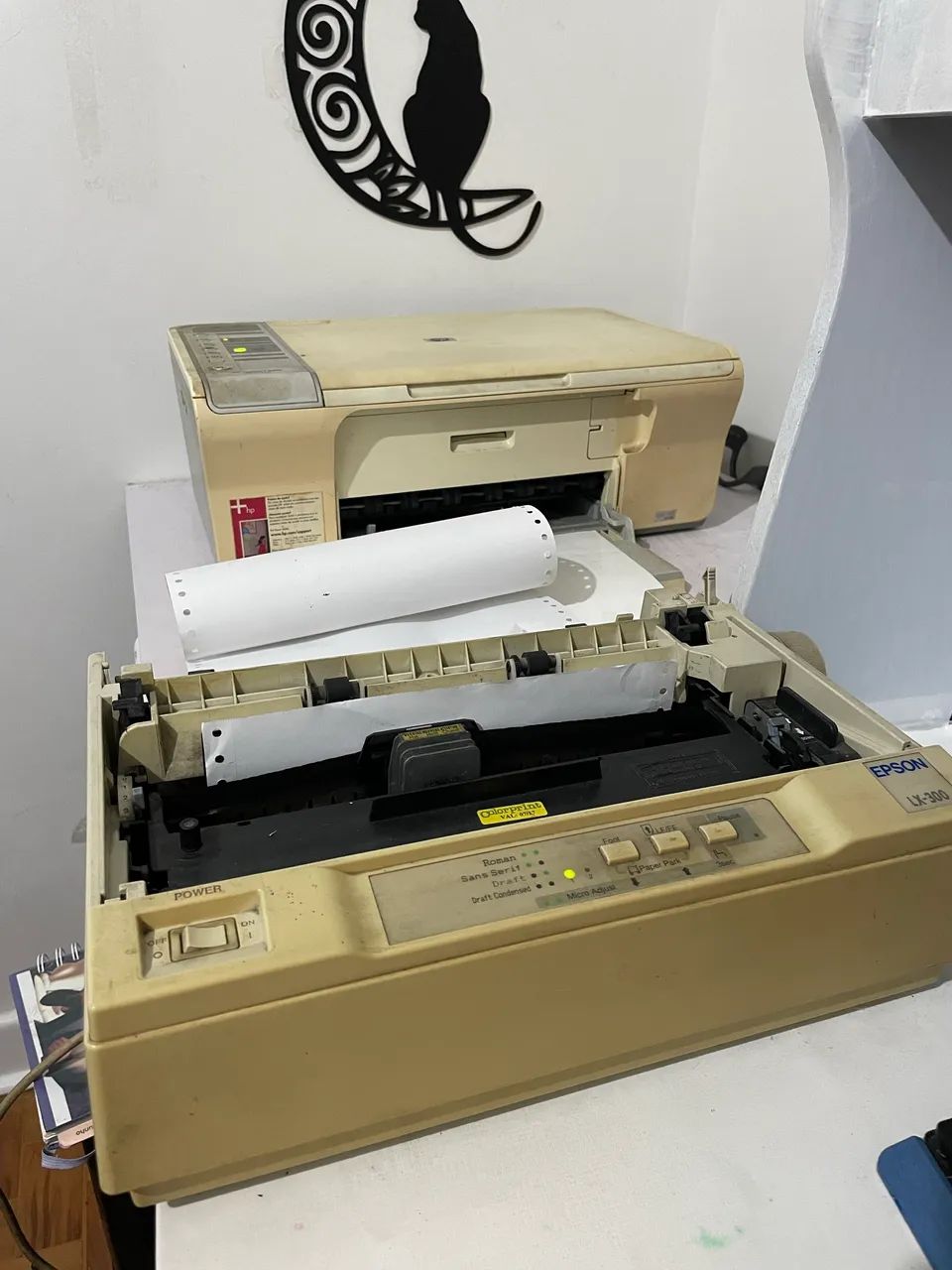 Impressora Epson LX 300 com folhas, funcionando 